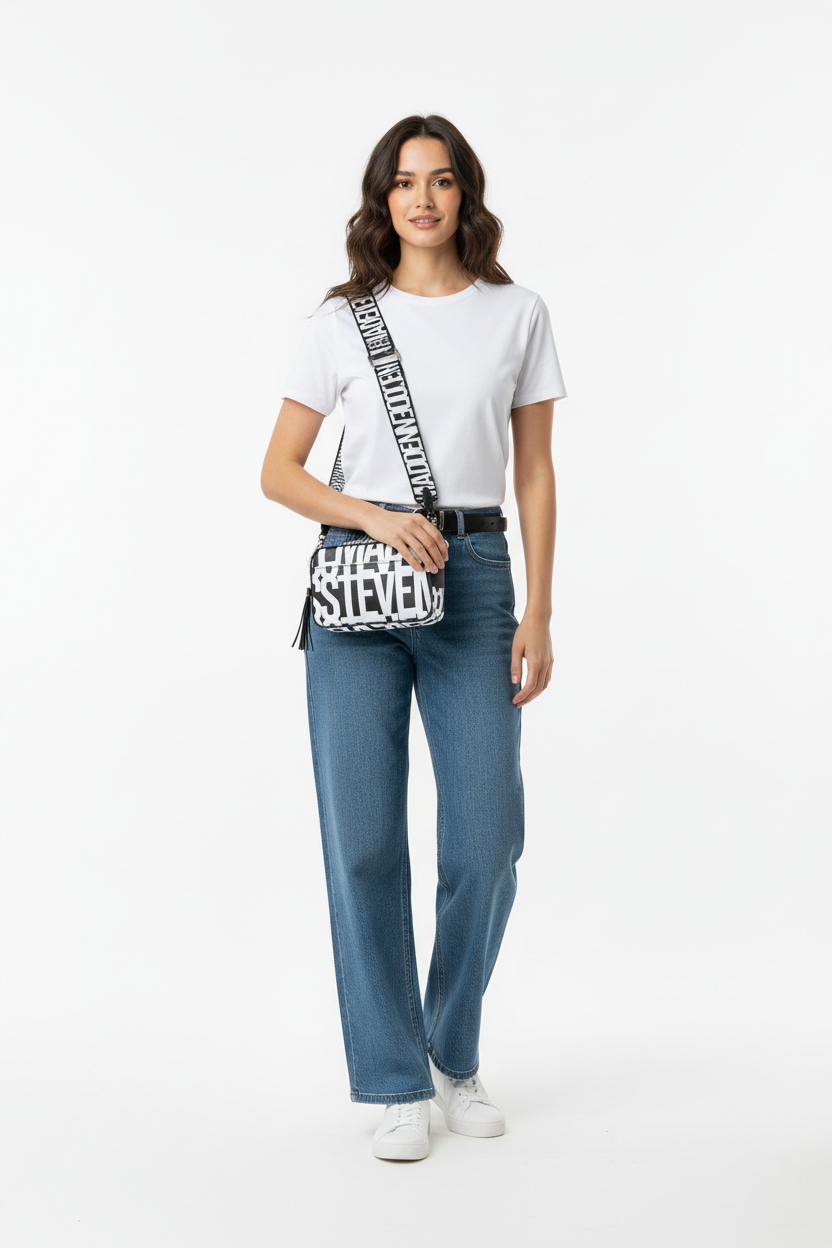 Model met tas, overzichtsfoto