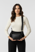 Model met tas, overzichtsfoto
