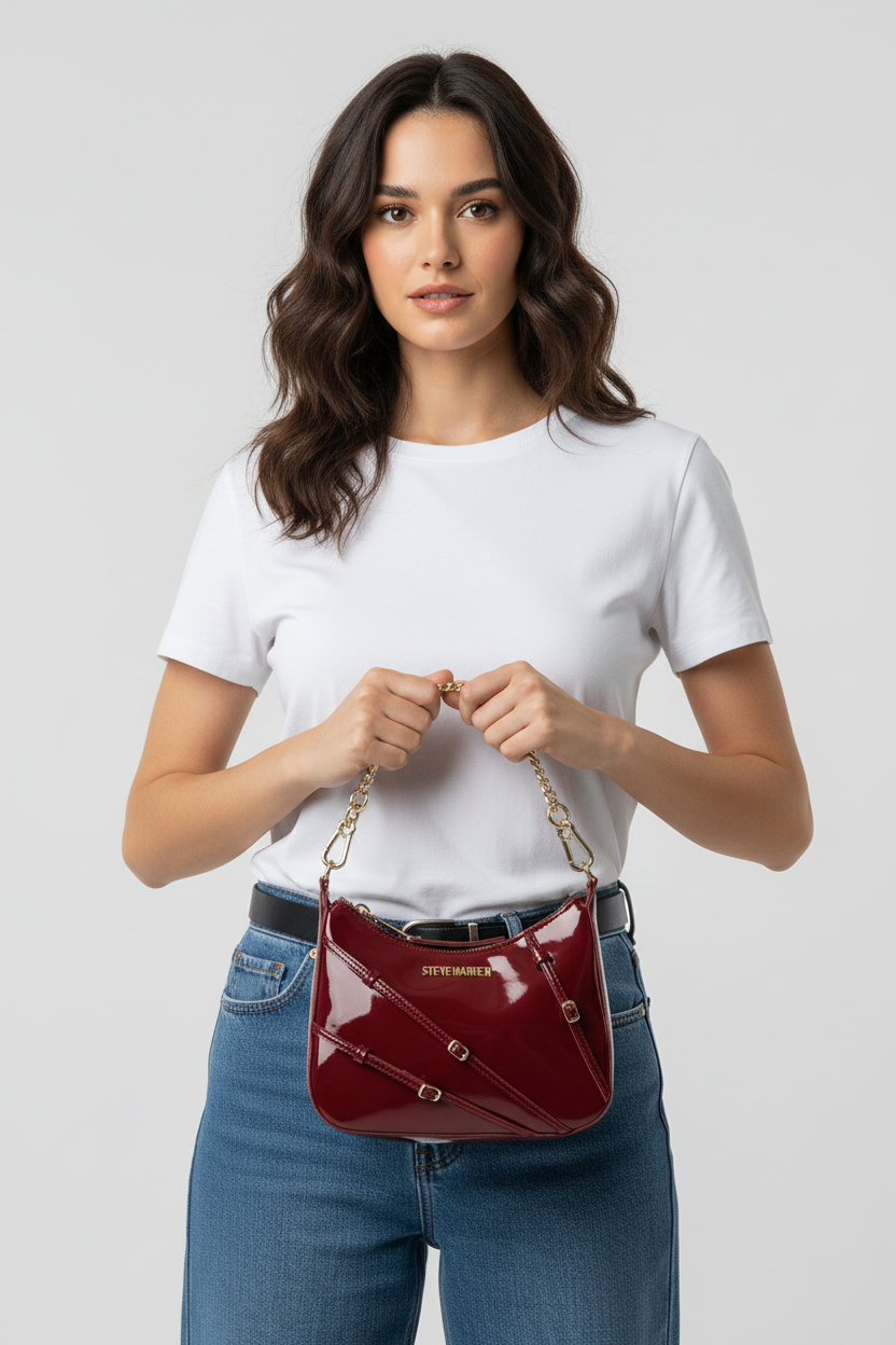 Model met tas, detailopname