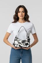 Model met tas, overzichtsfoto