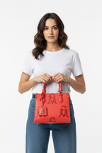 Model met tas, overzichtsfoto