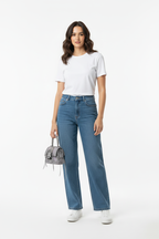 Model met tas, overzichtsfoto