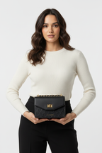 Model met tas, overzichtsfoto