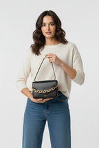 Model met tas, detailopname