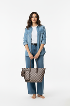 Model met tas, overzichtsfoto