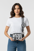 Model met tas, detailopname