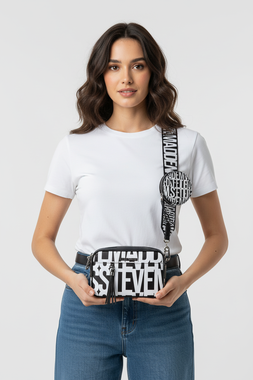 Model met tas, detailopname