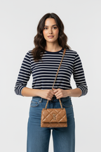 Model met tas, detailopname
