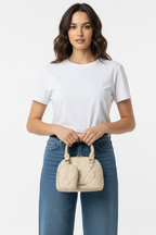 Model met tas, detailopname