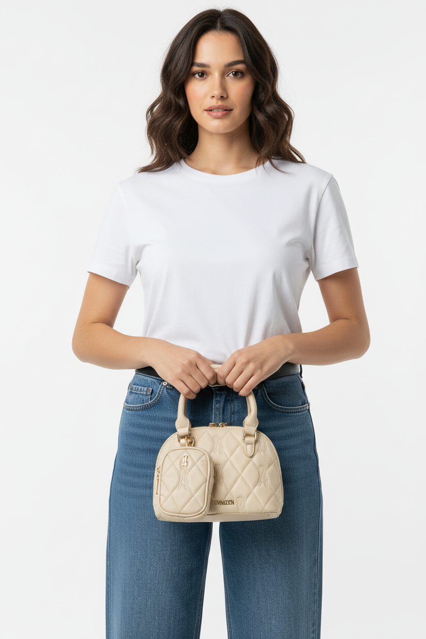 Model met tas, detailopname