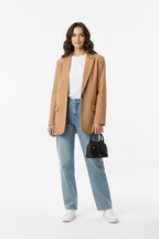 Model met tas, overzichtsfoto