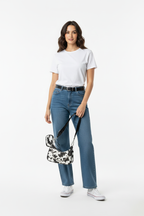 Model met tas, detailopname