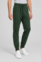 Groene About You Joggingbroek Taylan met trekkoord en geribbelde enkelboorden, van taille tot schoenen gefotografeerd