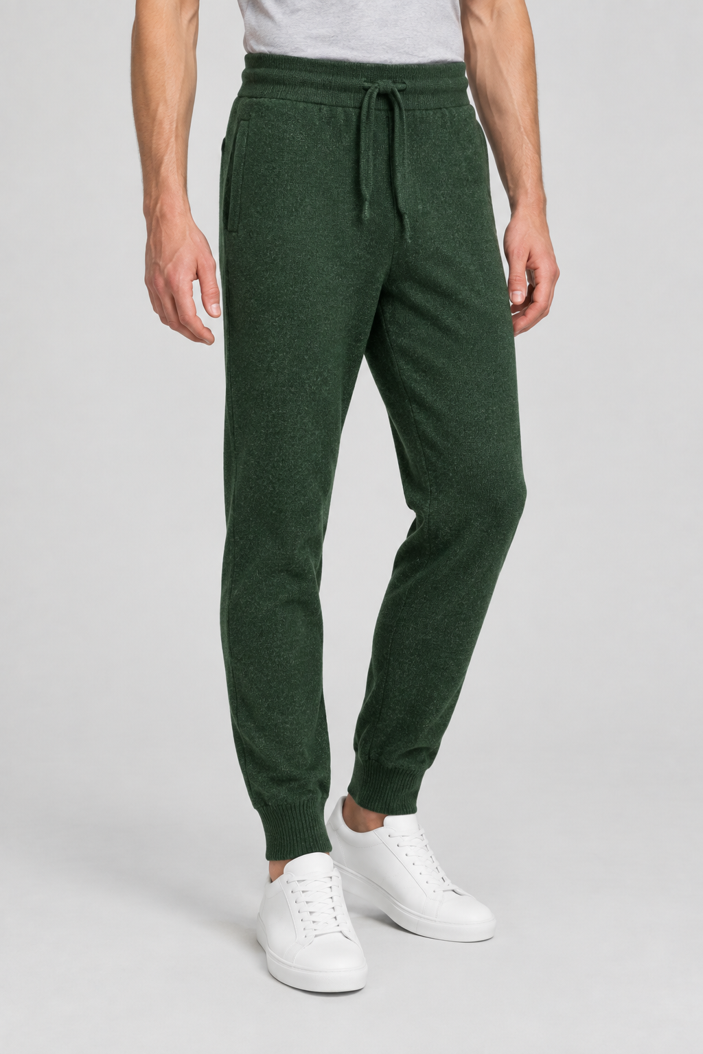 Groene About You Joggingbroek Taylan met trekkoord en geribbelde enkelboorden, van taille tot schoenen gefotografeerd