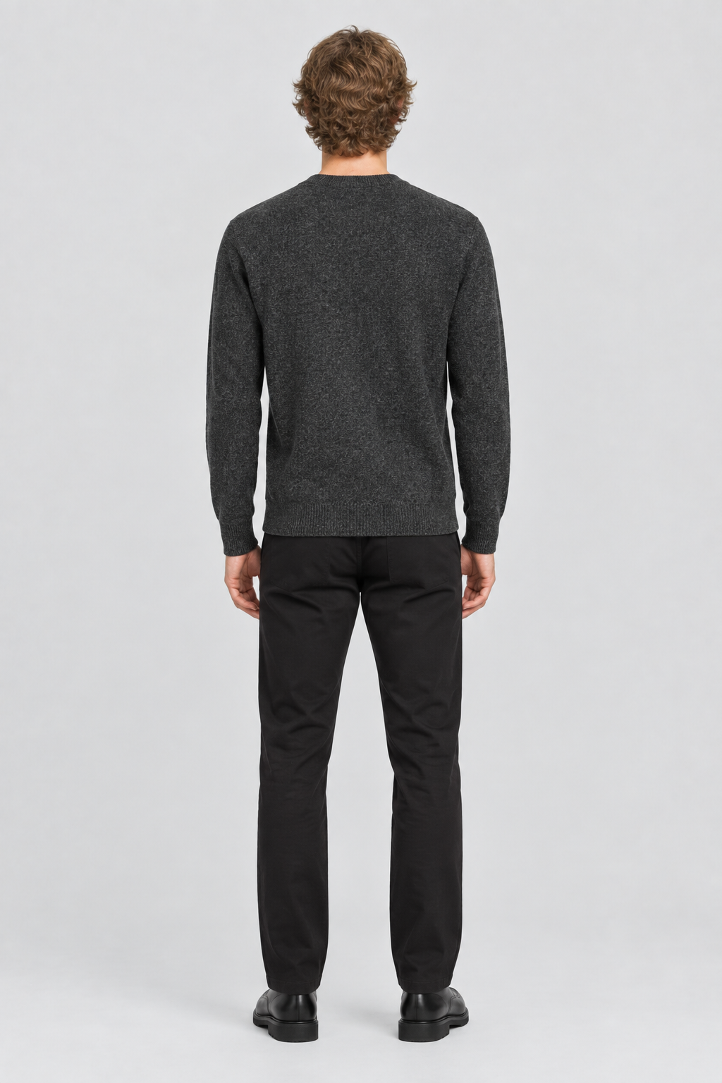Mannelijk model met de antraciet gemêleerde Jack & Jones Trui Perfect, volledig van achteren gefotografeerd