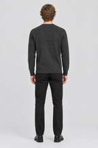 Mannelijk model met de antraciet gemêleerde Jack & Jones Trui Perfect, volledig van achteren gefotografeerd