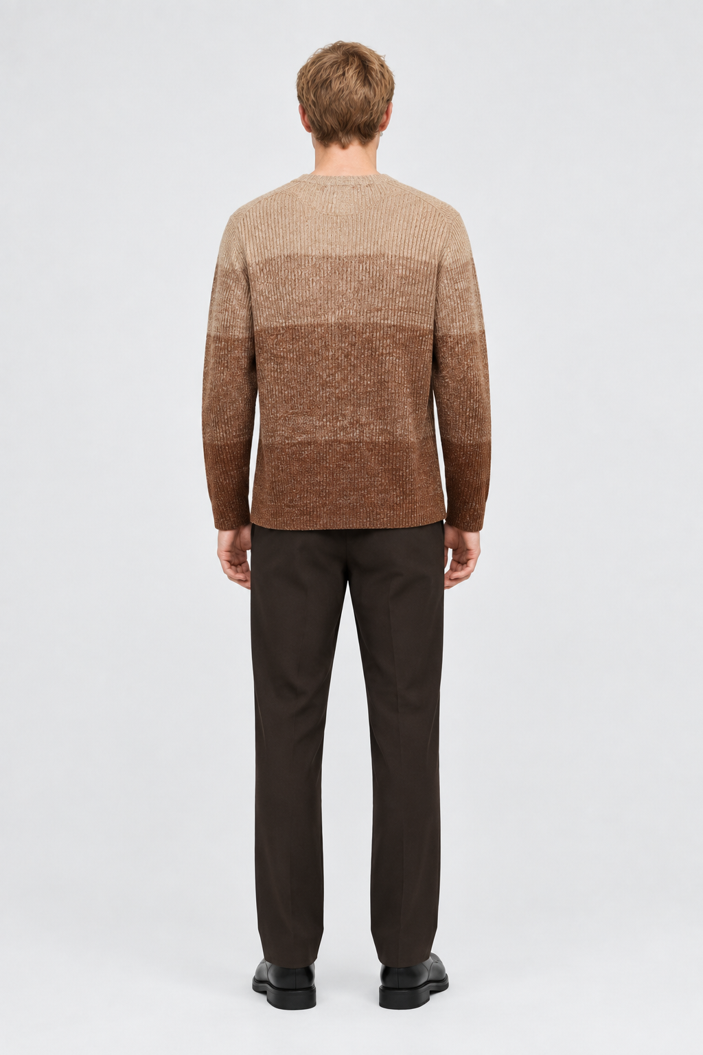 Mannelijk model met de beige-bruine Dan Fox Apparel Trui Elia, volledig van achteren gefotografeerd