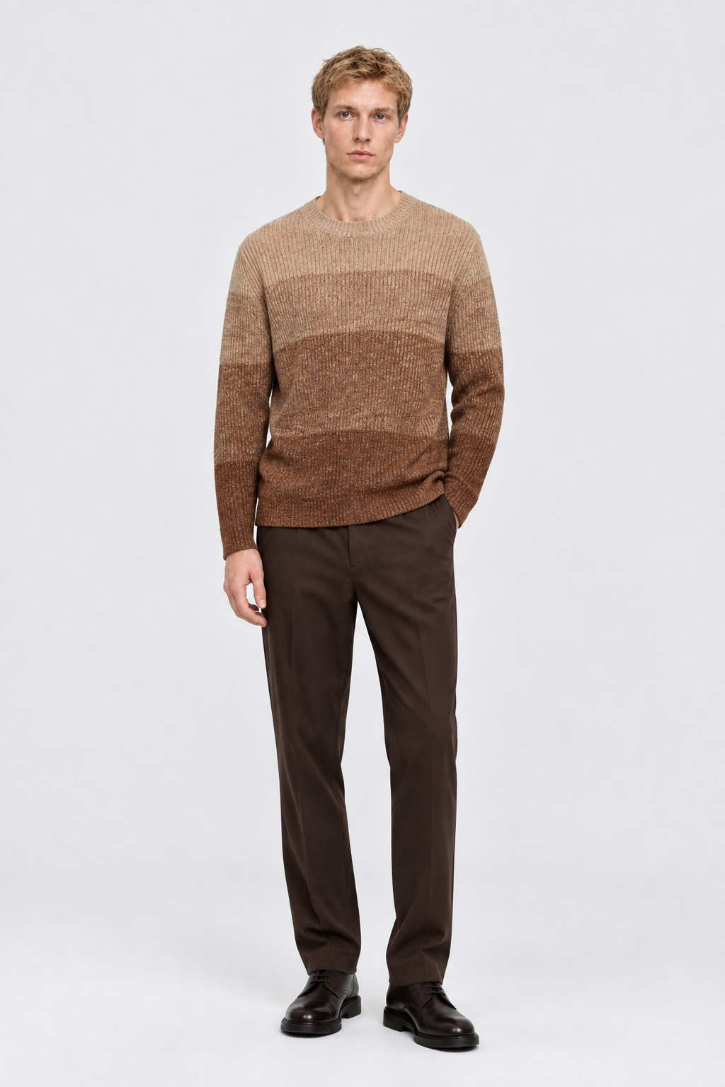 Mannelijk model met de beige-bruine Dan Fox Apparel Trui Elia, volledig van voren gefotografeerd