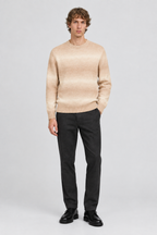 Mannelijk model met de beige-crèmekleurige Jack & Jones Gebreide Trui Spencer Ronde Hals, volledig van voren gefotografeerd