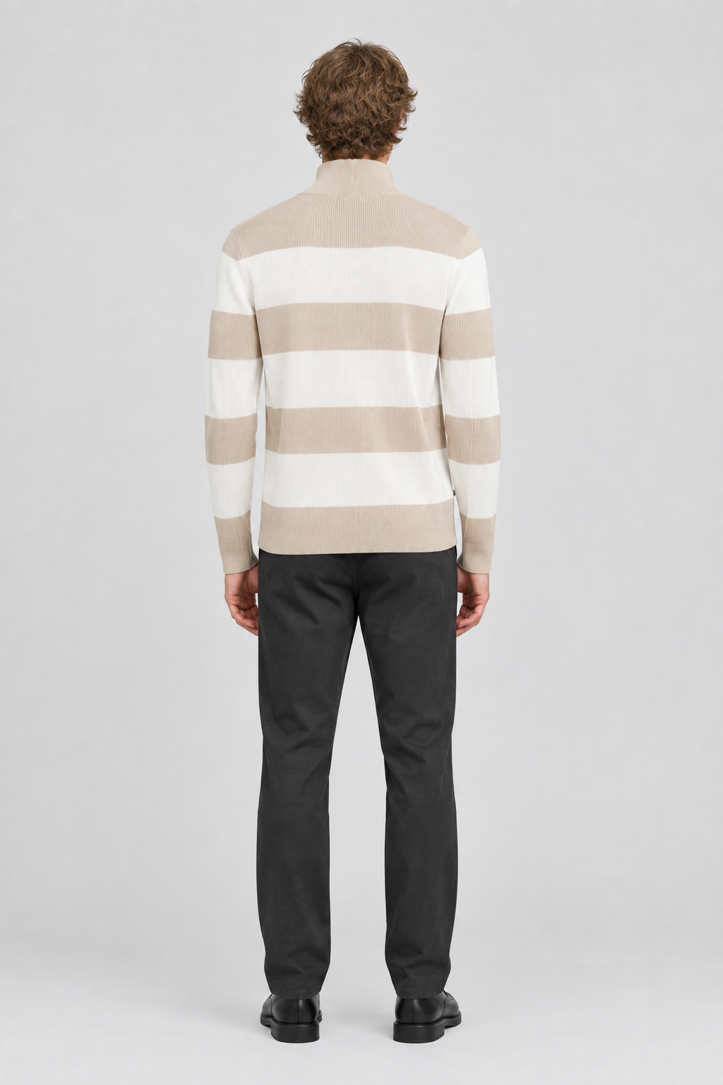Mannelijk model met de beige-wit gestreepte Only & Sons Trui Phil, volledig van achteren gefotografeerd
