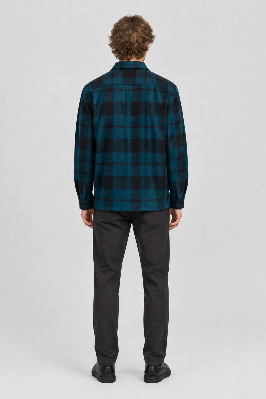 Mannelijk model met de blauwgroen-zwarte geruite Tom Tailor Denim Overshirt Wol-look, volledig van achteren gefotografeerd