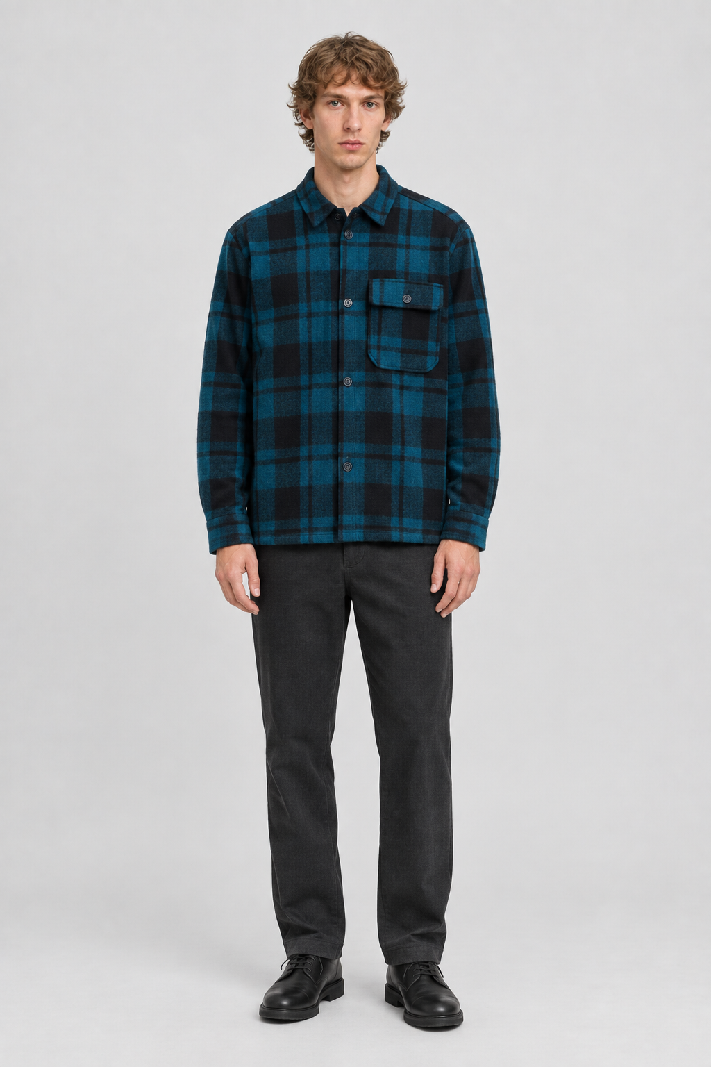 Mannelijk model met de blauwgroen-zwarte geruite Tom Tailor Denim Overshirt Wol-look, volledig van voren gefotografeerd