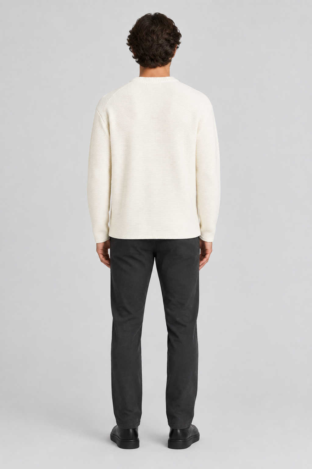 Mannelijk model met de crèmekleurige Tom Tailor Denim gebreide trui, volledig van achteren gefotografeerd