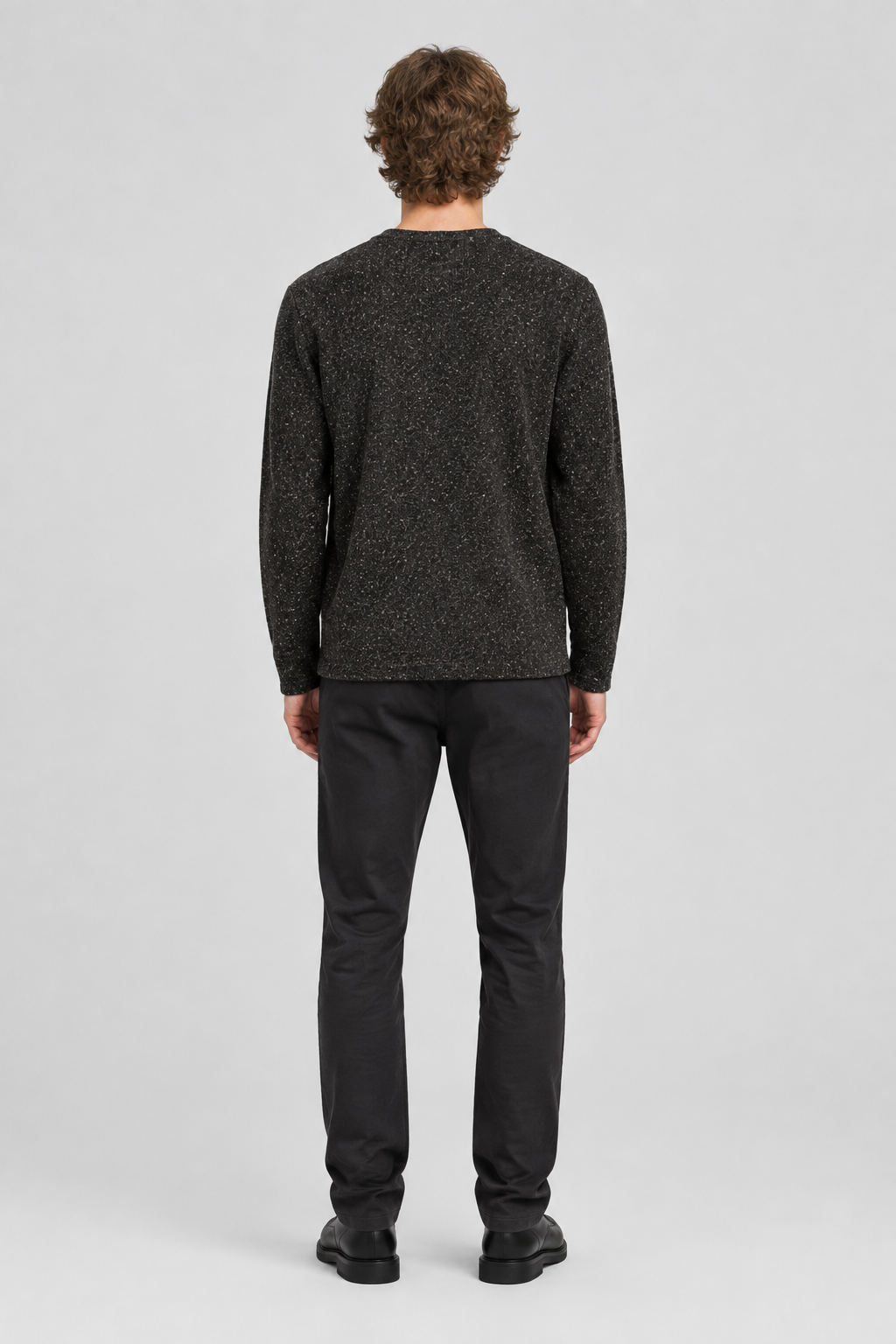 Mannelijk model met de donker gemêleerde Jack & Jones Melange Sweater Winter, volledig van achteren gefotografeerd