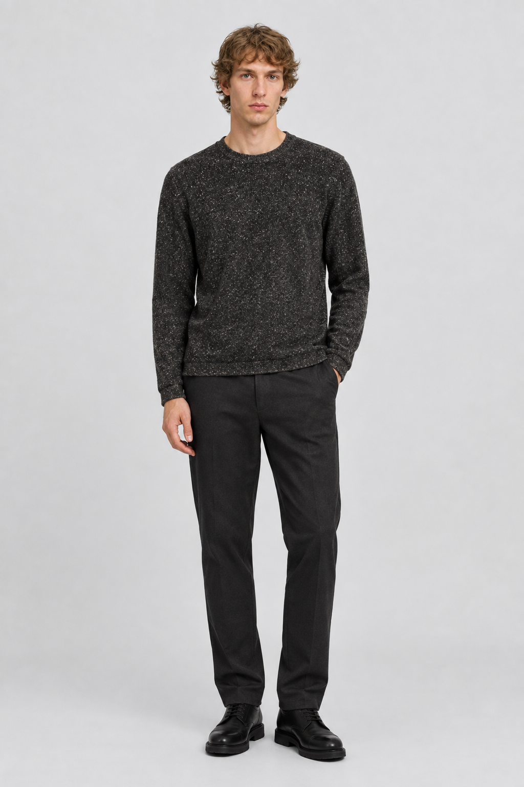 Mannelijk model met de donker gemêleerde Jack & Jones Melange Sweater Winter, volledig van voren gefotografeerd