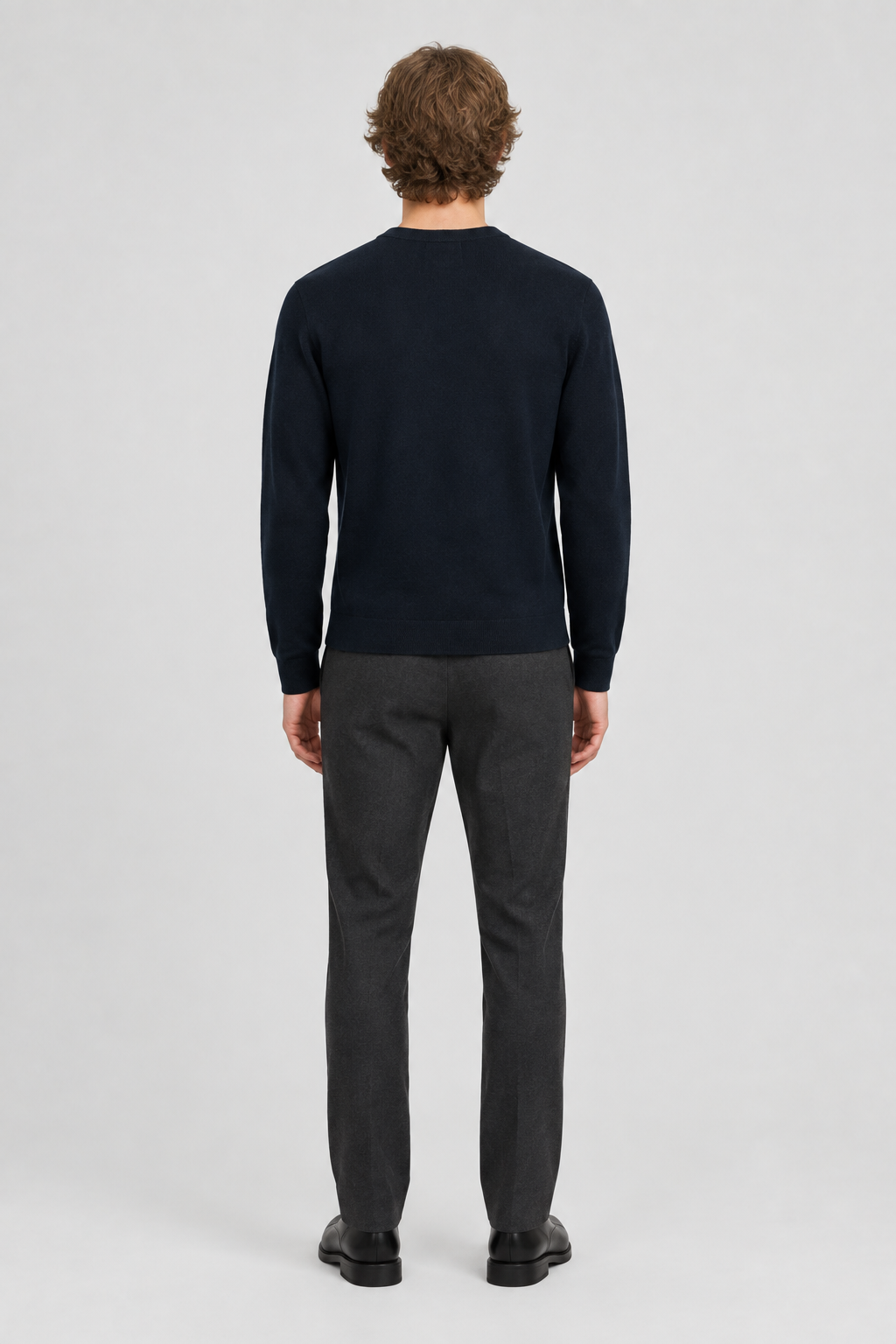 Mannelijk model met de donkerblauwe Jack & Jones Gebreide Trui Perfect, volledig van achteren gefotografeerd