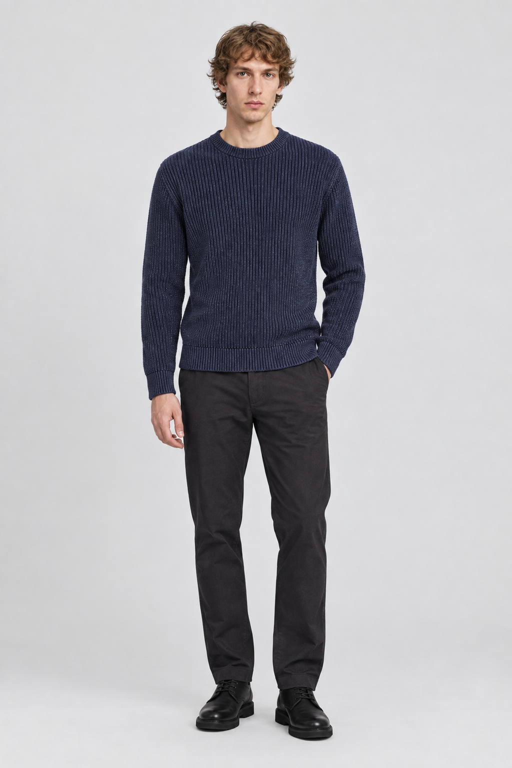 Mannelijk model met de donkerblauwe Jack & Jones Gebreide Trui Tanaka Ronde Hals, volledig van voren gefotografeerd