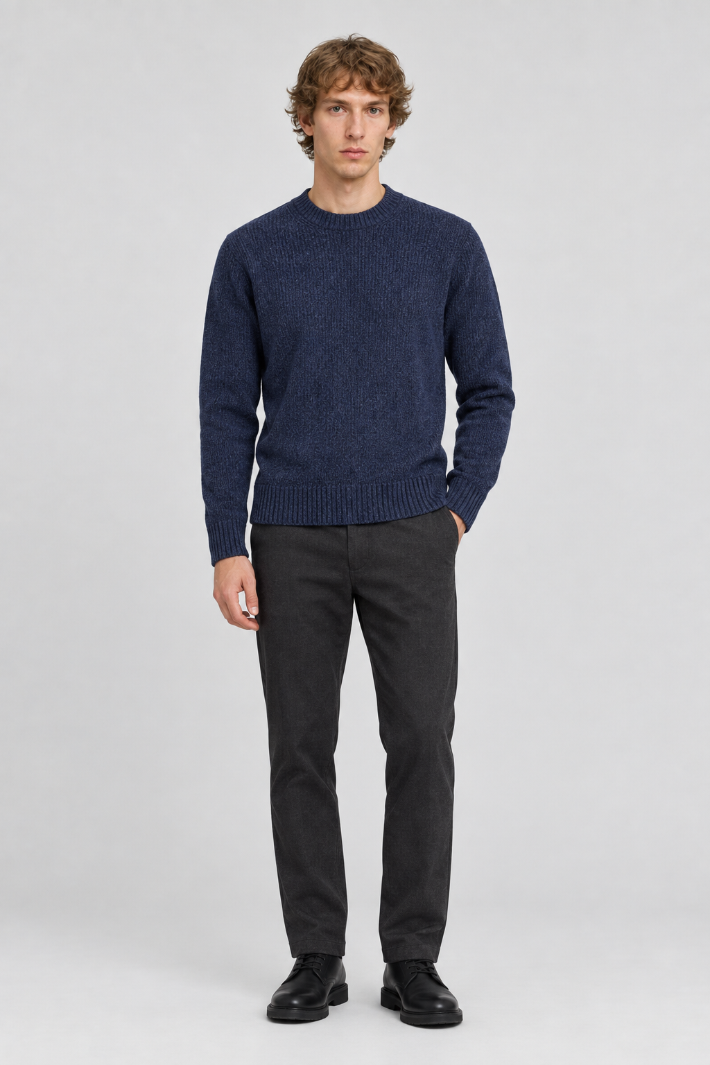 Mannelijk model met de donkerblauwe Jack & Jones Gebreide Trui York Ronde Hals, volledig van voren gefotografeerd