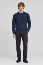 Mannelijk model met de donkerblauwe Jack & Jones Gebreide Trui York Ronde Hals, volledig van voren gefotografeerd