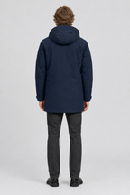 Mannelijk model met de donkerblauwe Jack & Jones Softshell Parka Finn, volledig van achteren gefotografeerd