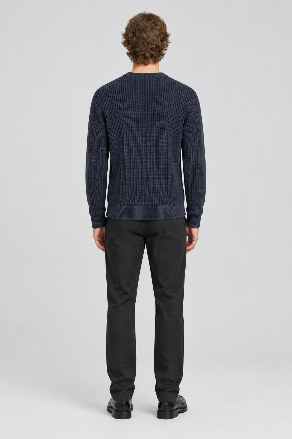 Mannelijk model met de donkerblauwe Jack & Jones Trui Tanaka, volledig van achteren gefotografeerd