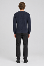 Mannelijk model met de donkerblauwe Jack & Jones Trui Tanaka, volledig van achteren gefotografeerd