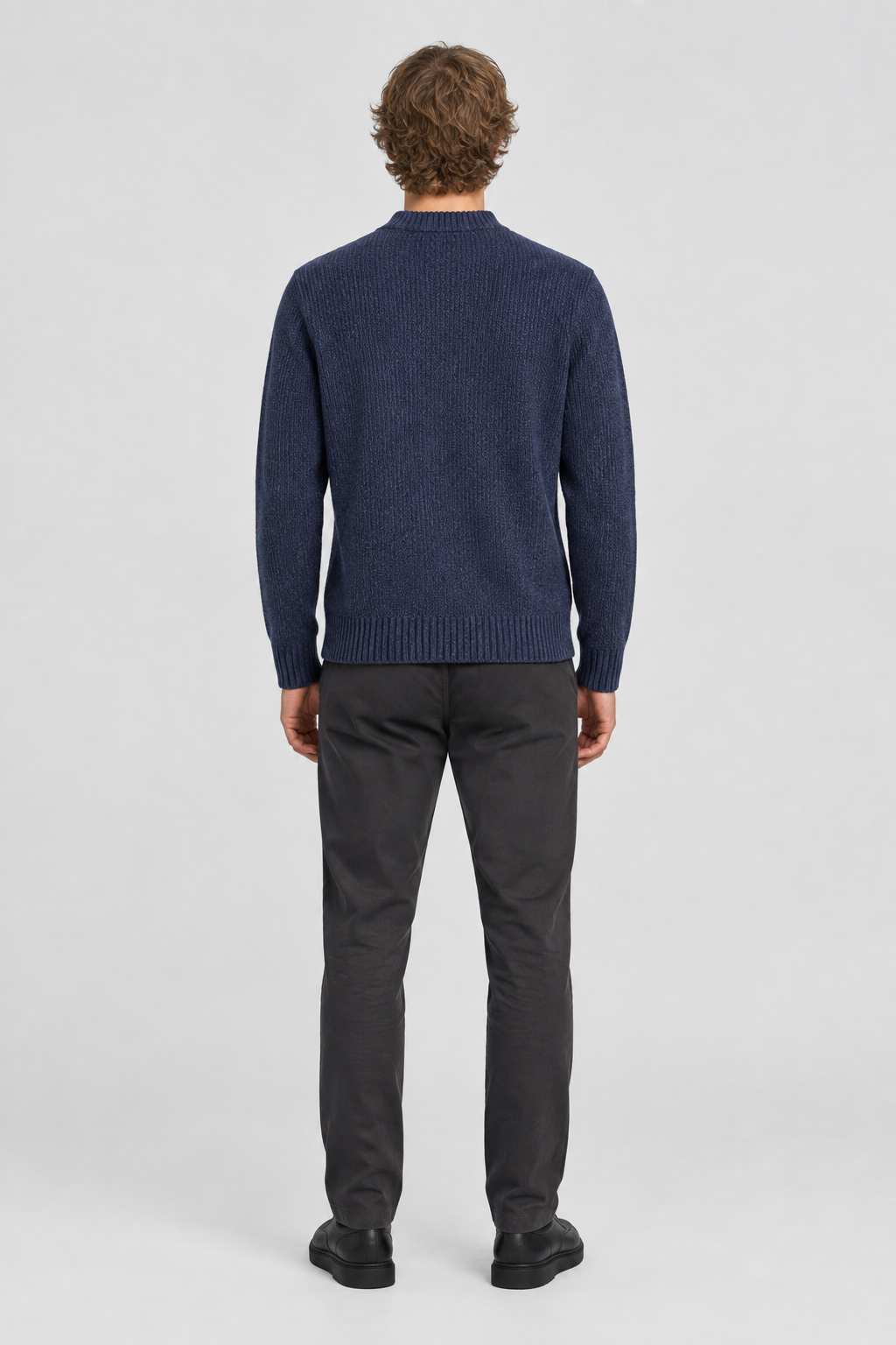 Mannelijk model met de donkerblauwe Jack & Jones Trui York, volledig van achteren gefotografeerd