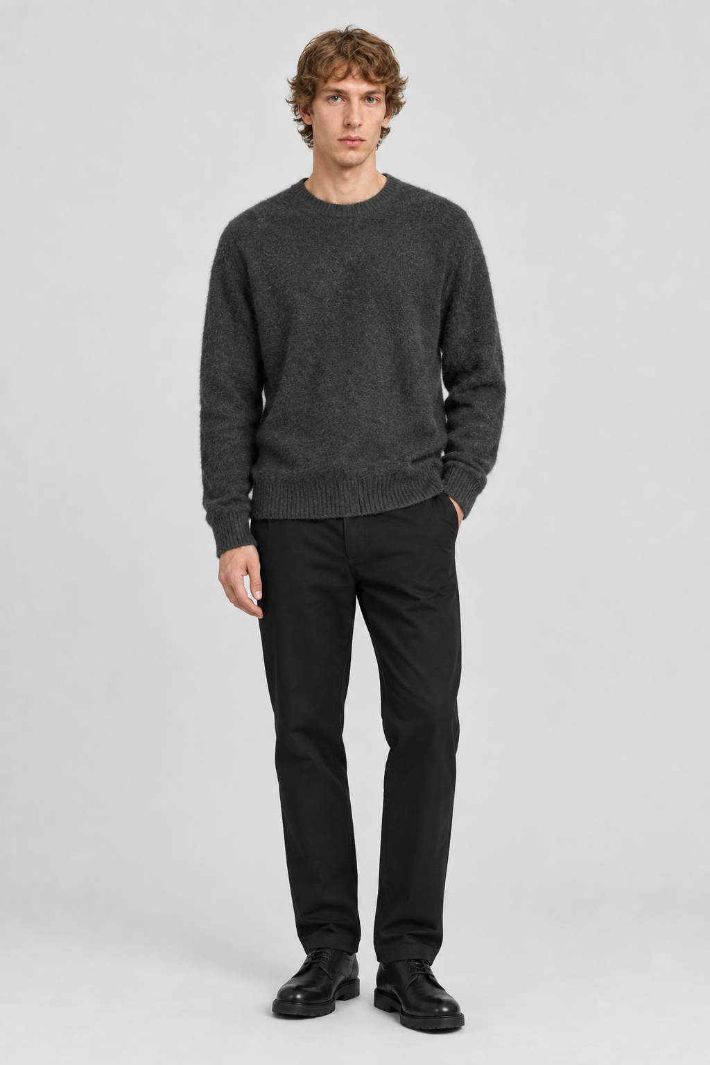 Mannelijk model met de donkergrijze Jack & Jones Geborstelde Gebreide Trui Cover, volledig van voren gefotografeerd