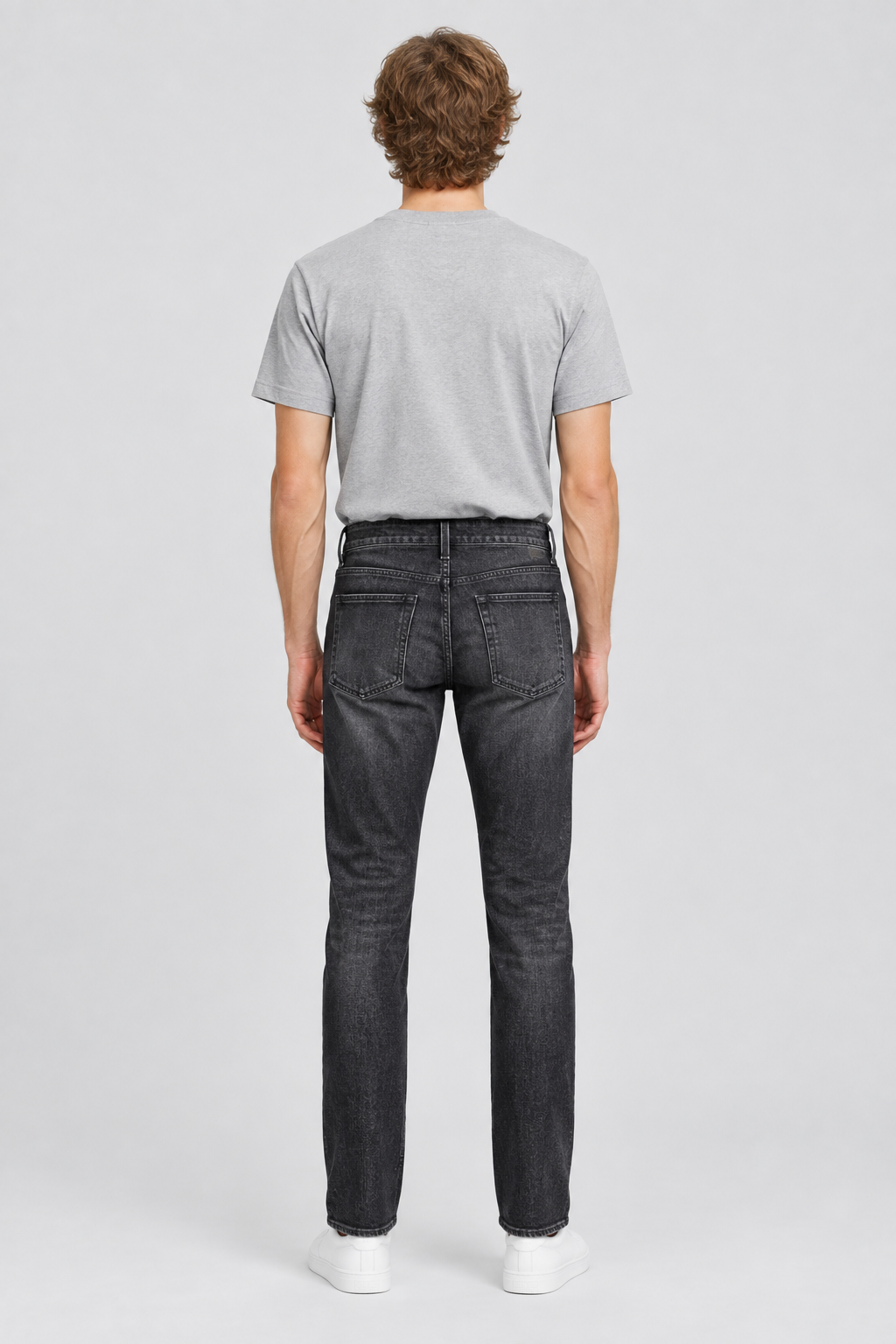 Mannelijk model met de donkergrijze Jack & Jones Jeans Glenn Vintage, volledig van achteren gefotografeerd