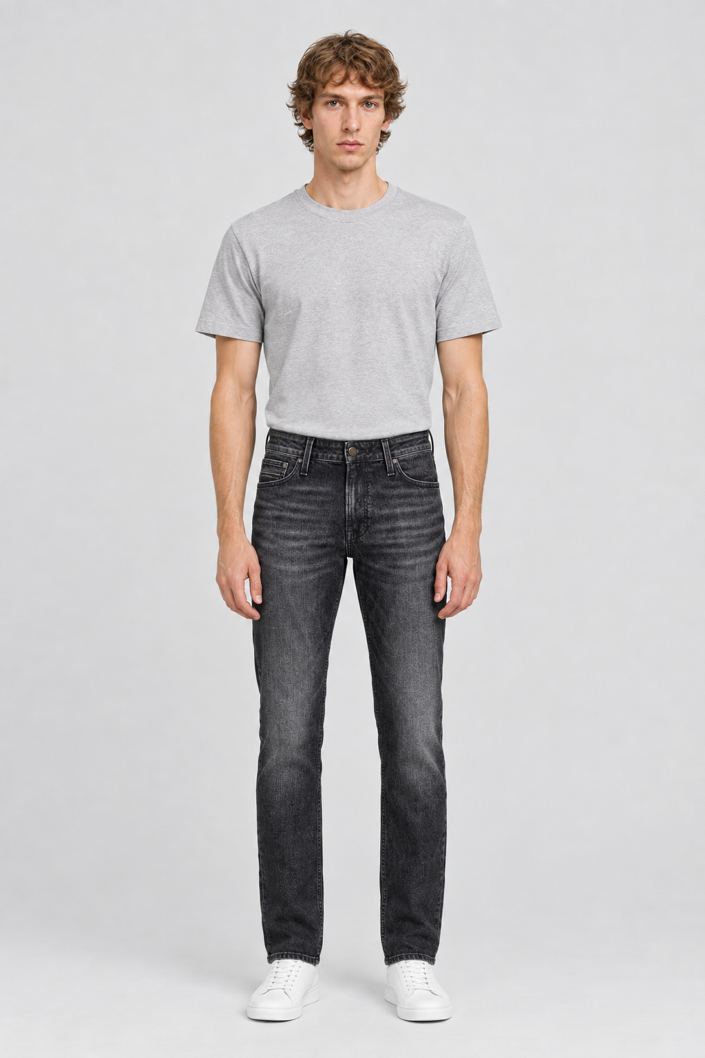 Mannelijk model met de donkergrijze Jack & Jones Jeans Glenn Vintage, volledig van voren gefotografeerd