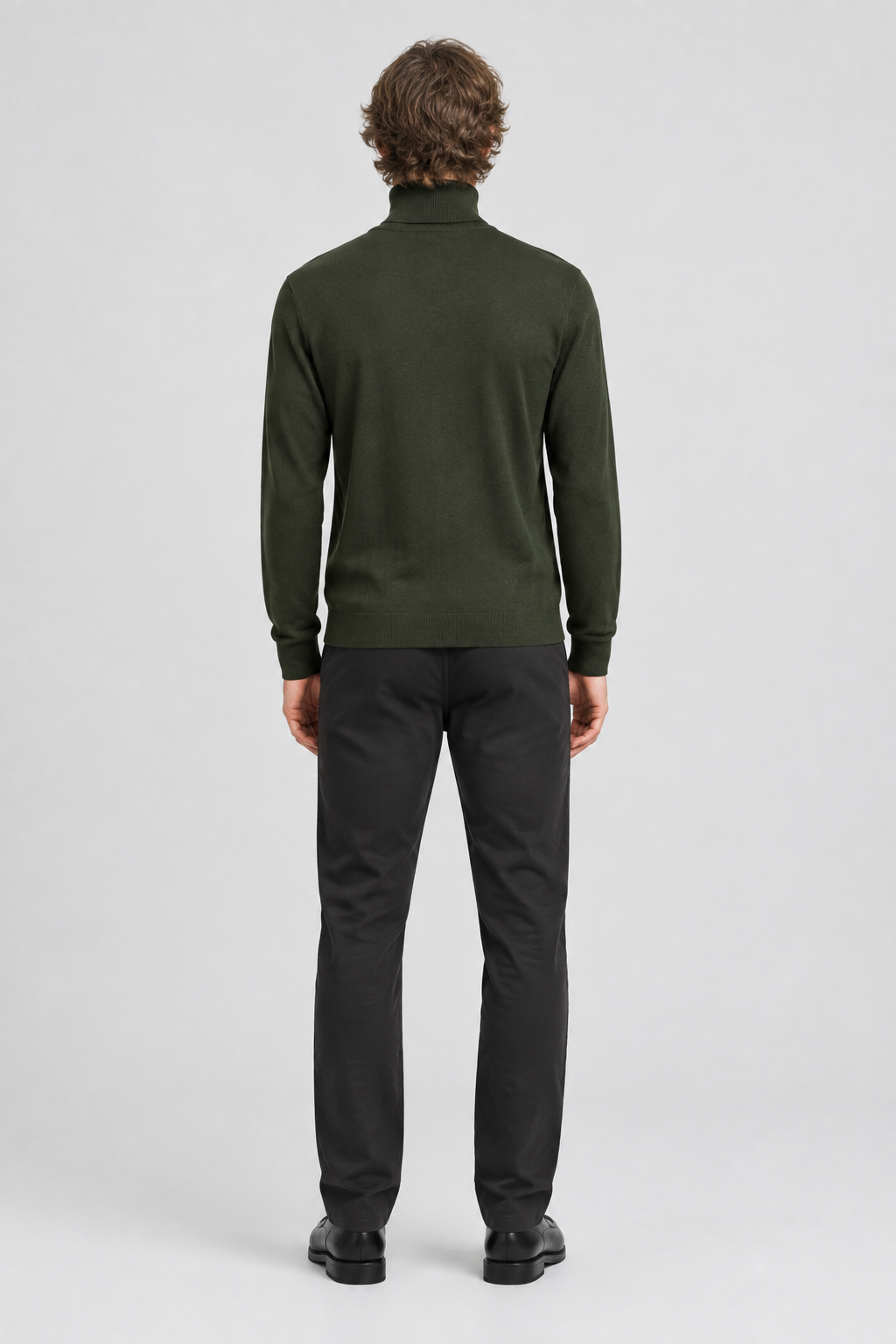 Mannelijk model met de donkerolijfgroene Jack & Jones Coltrui Emil, volledig van achteren gefotografeerd