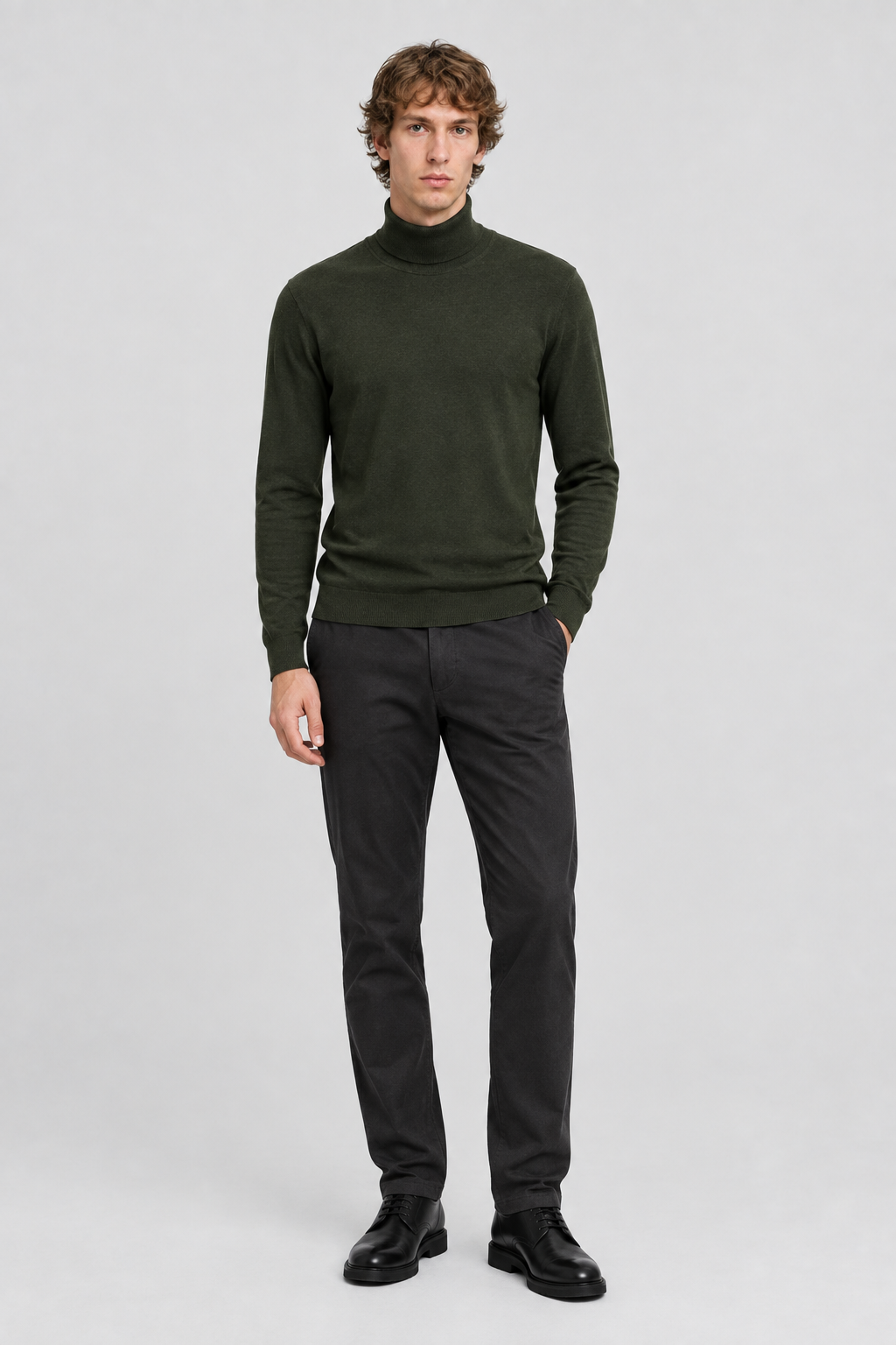 Mannelijk model met de donkerolijfgroene Jack & Jones Coltrui Emil, volledig van voren gefotografeerd