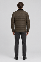 Mannelijk model met de gewatteerde Tom Tailor Gecoate Overshirt Midlayer, volledig van achteren gefotografeerd