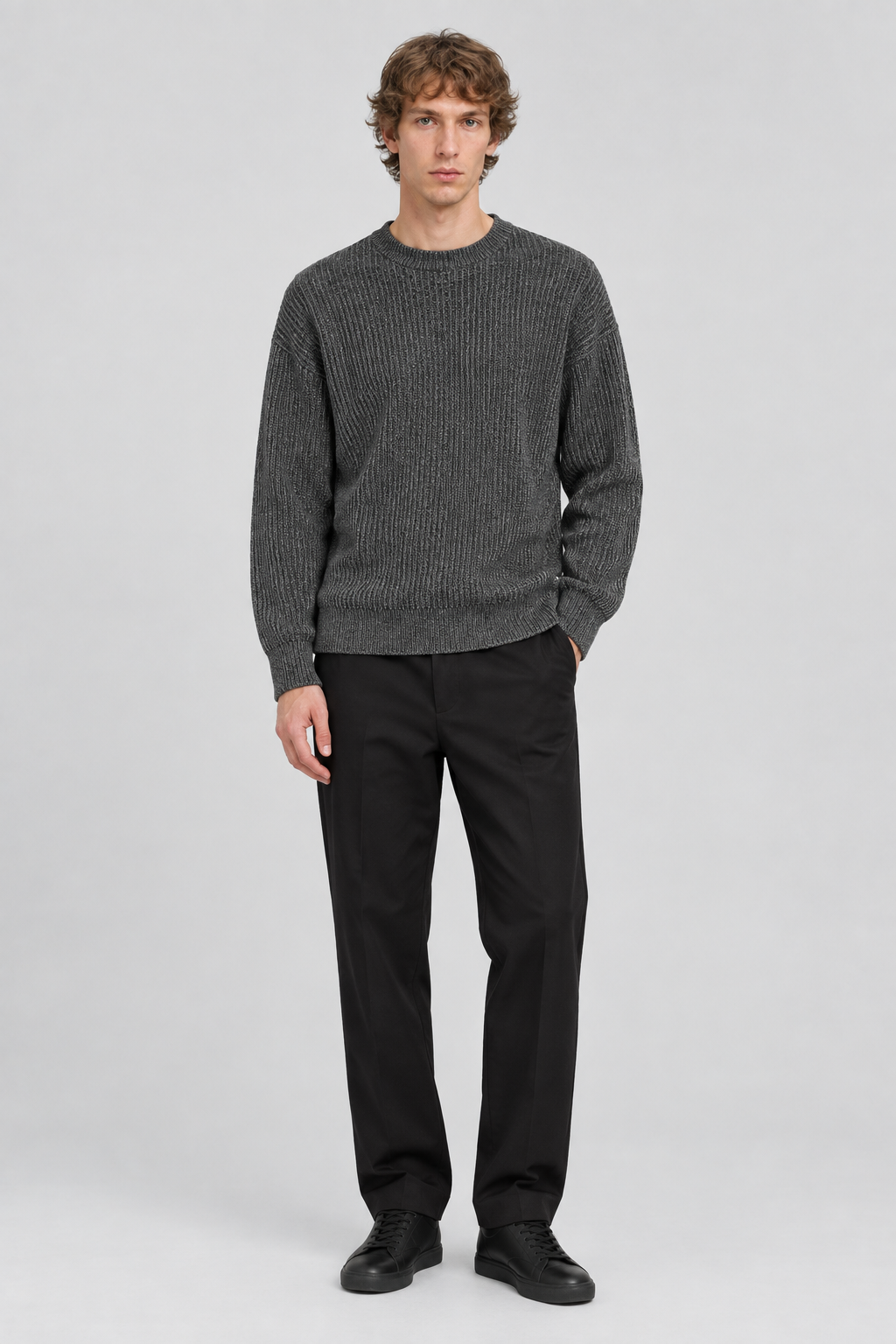 Mannelijk model met de grijs gemêleerde Only & Sons Gebreide Trui Joe Relaxed Fit, volledig van voren gefotografeerd
