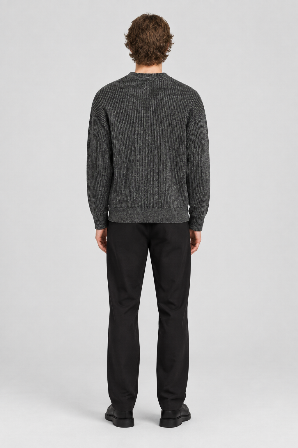 Mannelijk model met de grijs gemêleerde Only & Sons Trui Joe Relaxed Fit, volledig van achteren gefotografeerd