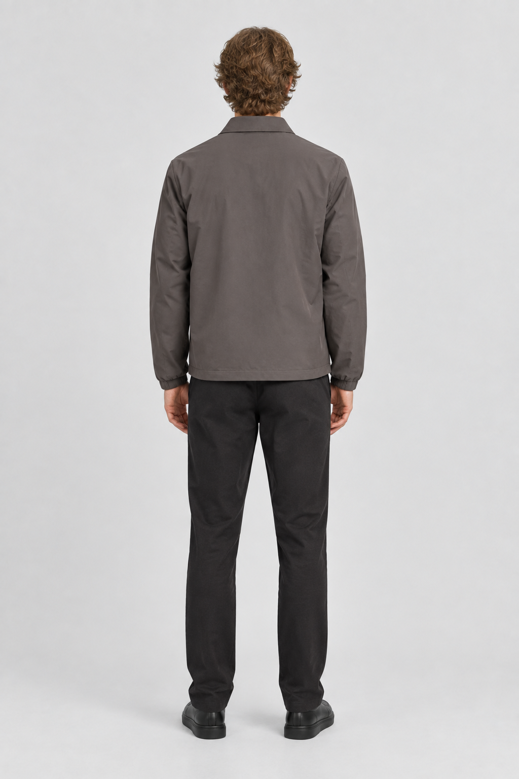 Mannelijk model met de grijsbruine Jack & Jones Jas Charlie, volledig van achteren gefotografeerd