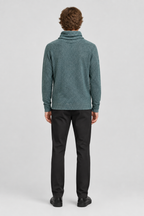 Mannelijk model met de groenblauwe Tom Tailor gebreide trui met snood-kraag, volledig van achteren gefotografeerd