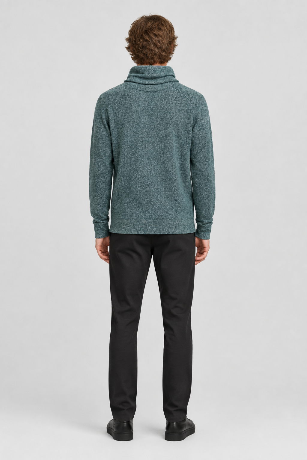Mannelijk model met de groenblauwe Tom Tailor gebreide trui met snood-kraag, volledig van achteren gefotografeerd