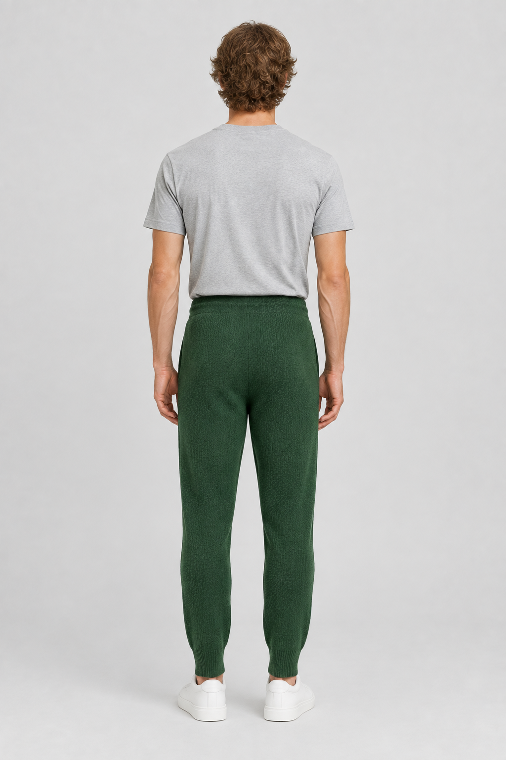 Mannelijk model met de groene About You Joggingbroek Taylan, volledig van achteren gefotografeerd
