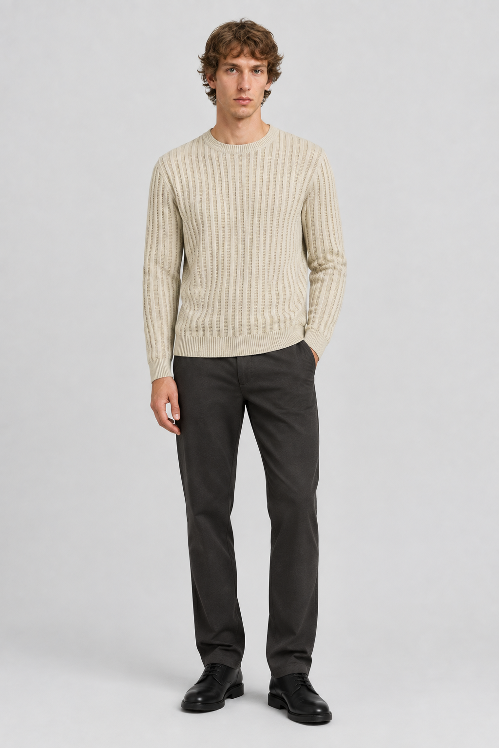 Mannelijk model met de lichtbeige Only & Sons Gebreide Trui Brant Regular Fit, volledig van voren gefotografeerd